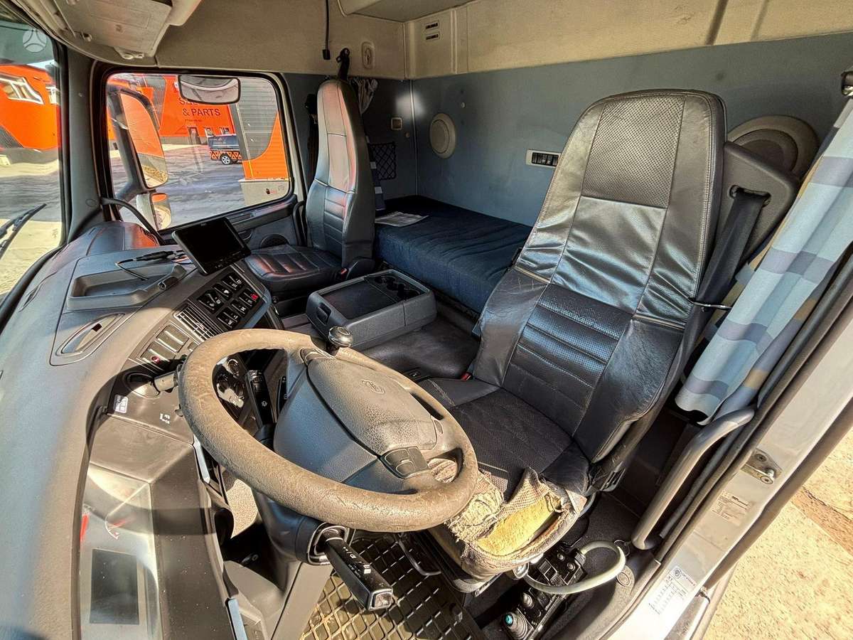 Volvo FM 440 8x4*4, с краном