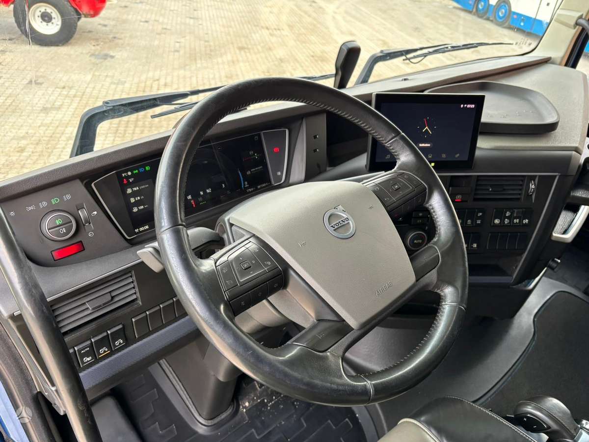 Volvo FH 500 6x2, single sleeper