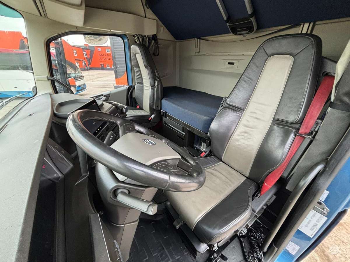 Volvo FH 500 6x2, single sleeper