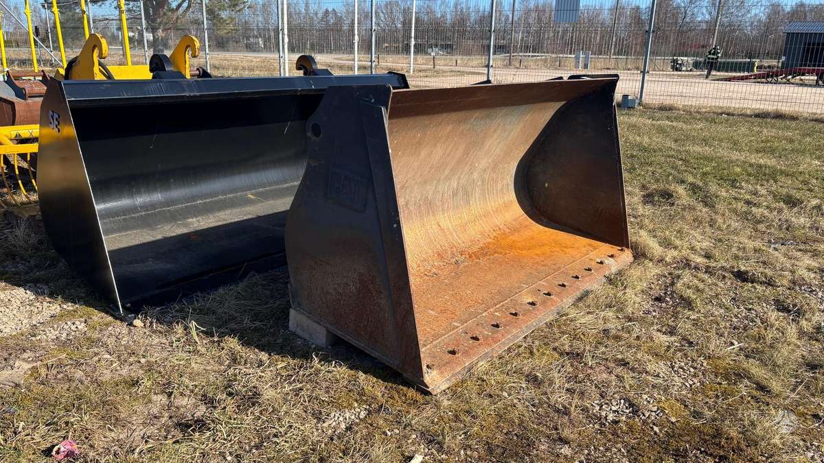 Caterpillar Skid Steer. Bobcat., buckets