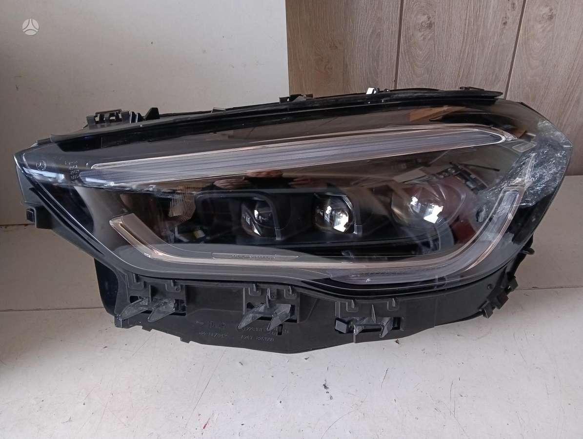 Mercedes-Benz GLA180 lights