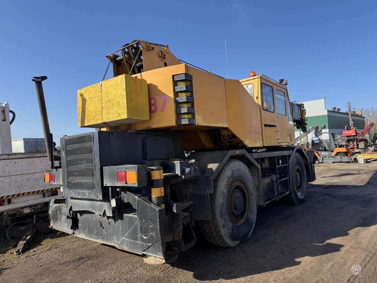 Kobelco RK250, crane