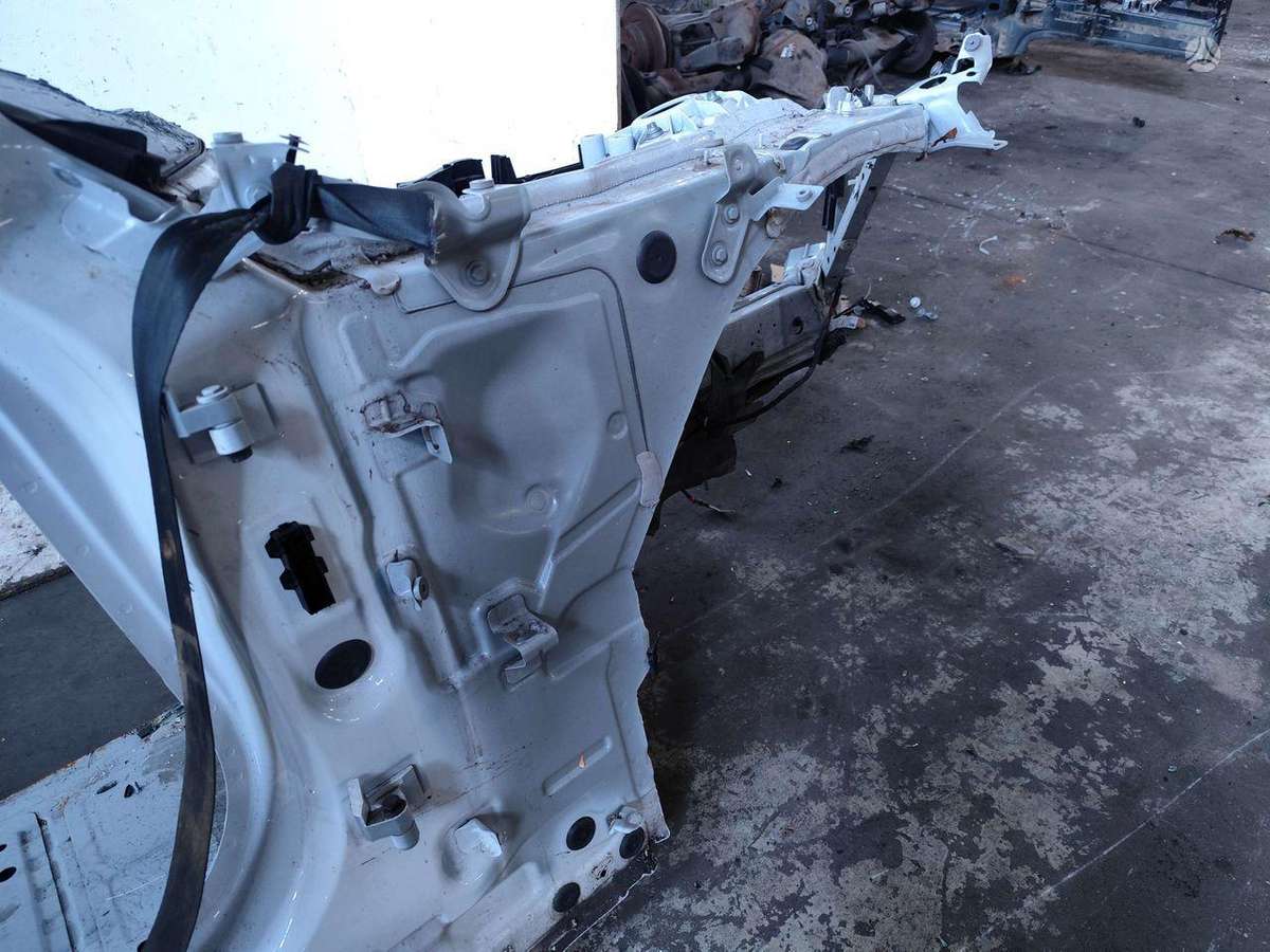 BMW i4 hood (front, rear)
