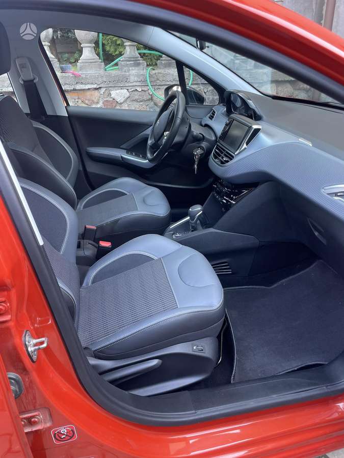 Peugeot 208, 1.2 l., hatchback