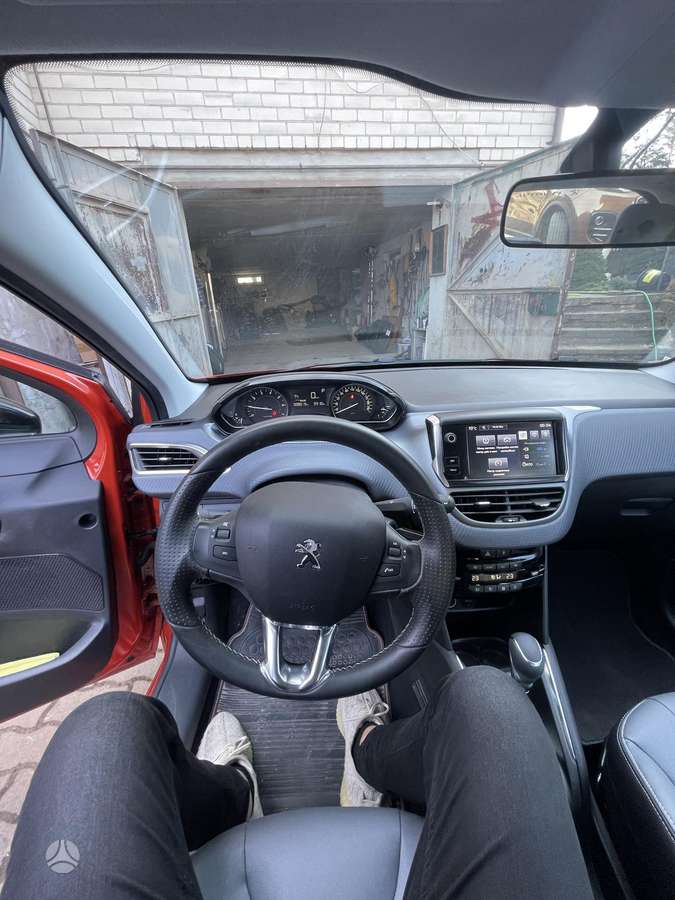 Peugeot 208, 1.2 l., hatchback
