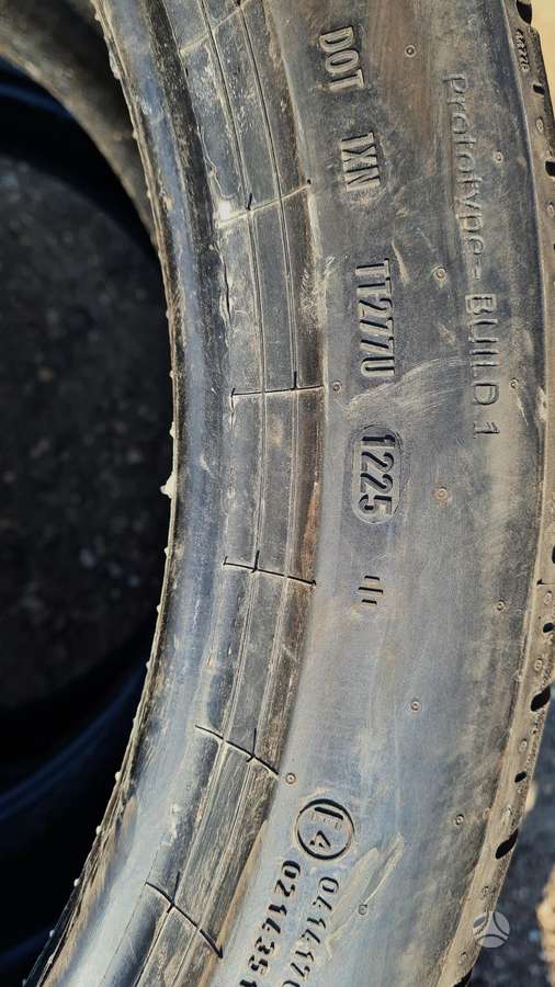 Pirelli P Zero E, summer 275/40 R22
