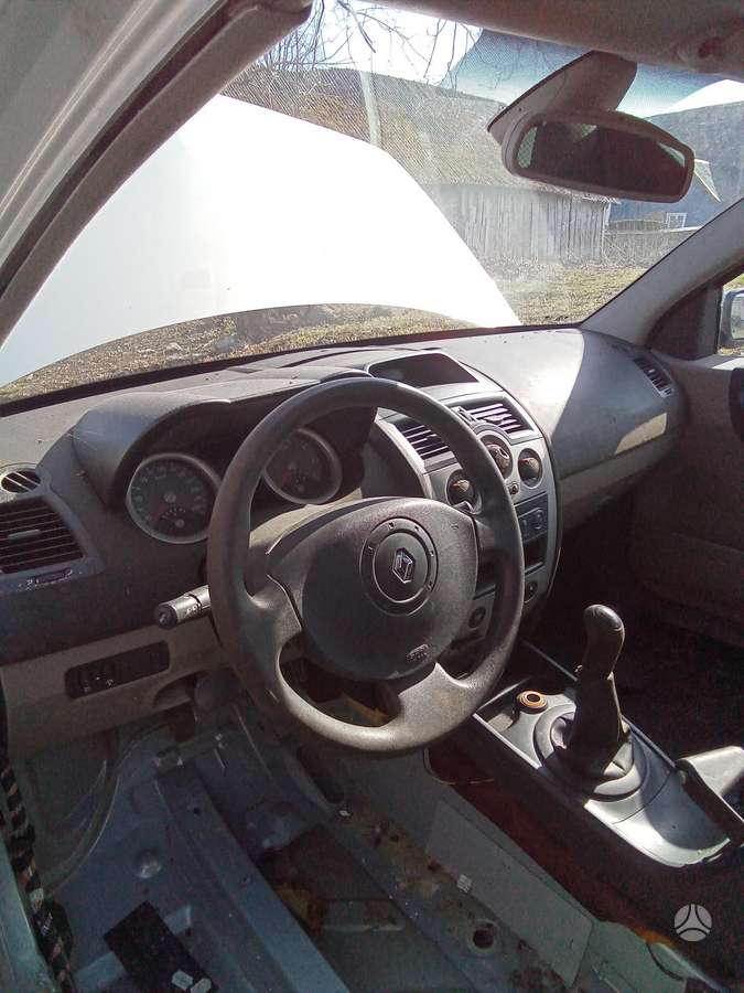 Renault Megane dalimis. Dalym