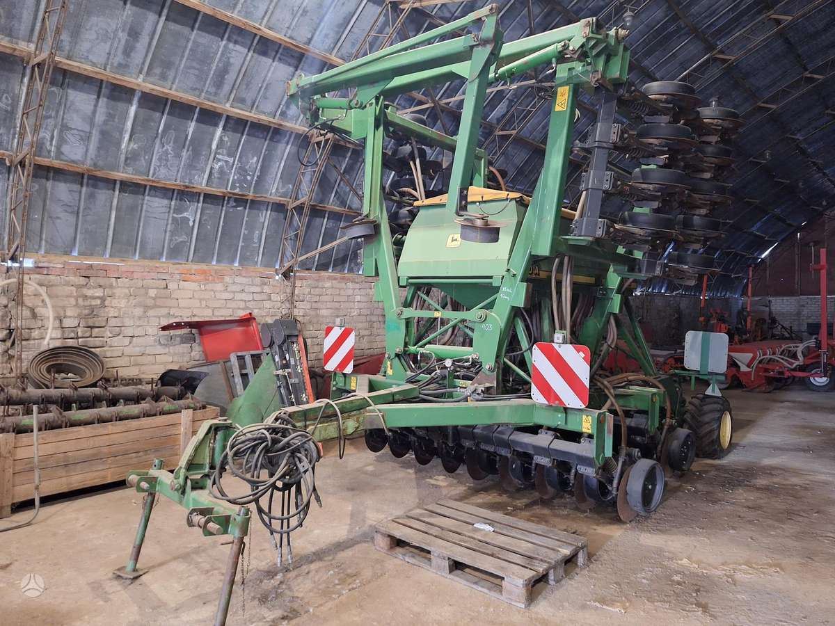 John Deere 750 A, seeders, planters