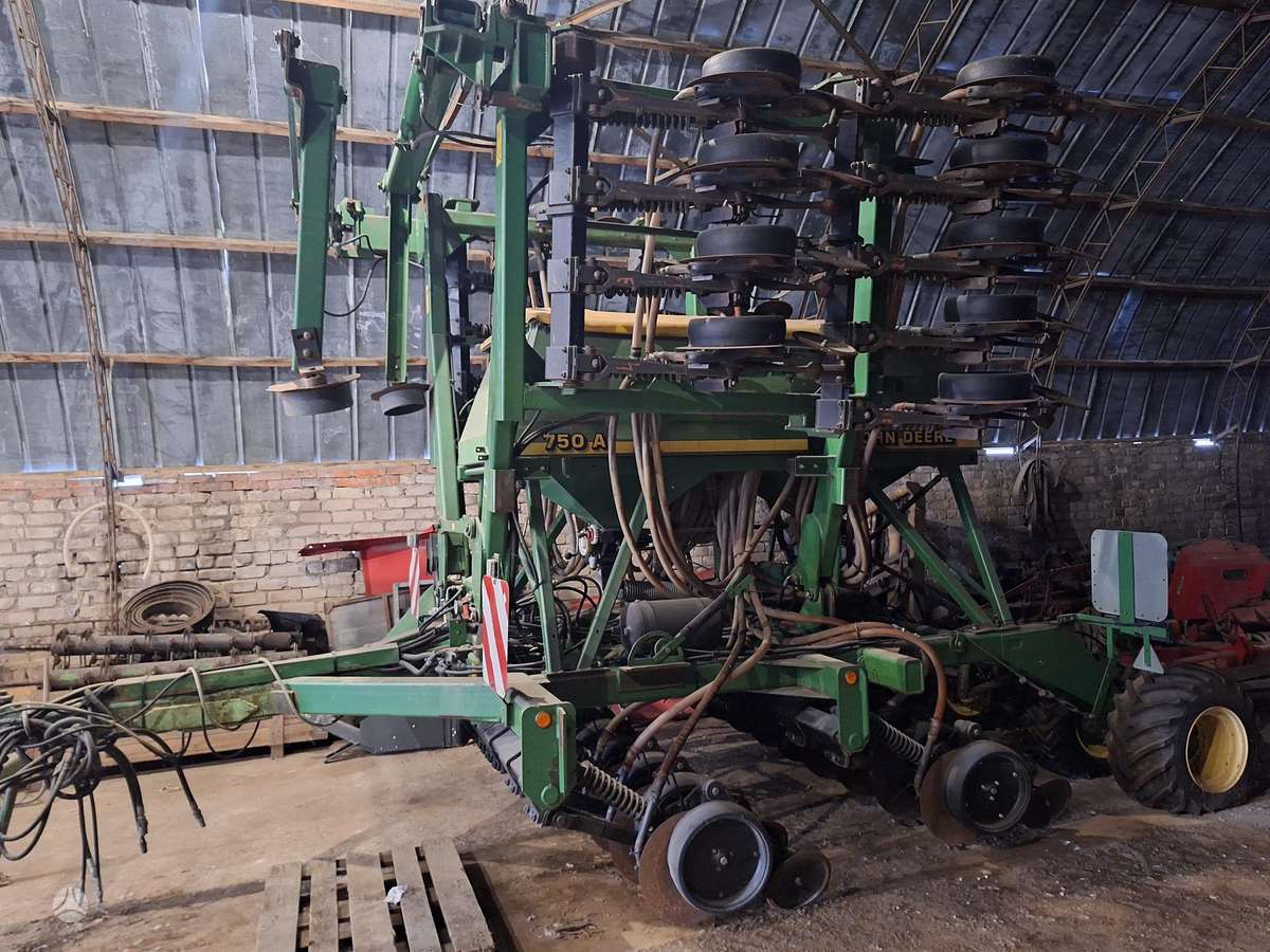 John Deere 750 A, seeders, planters