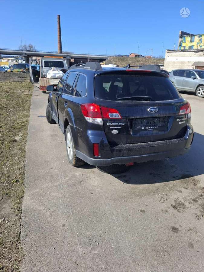 Subaru Outback dalimis