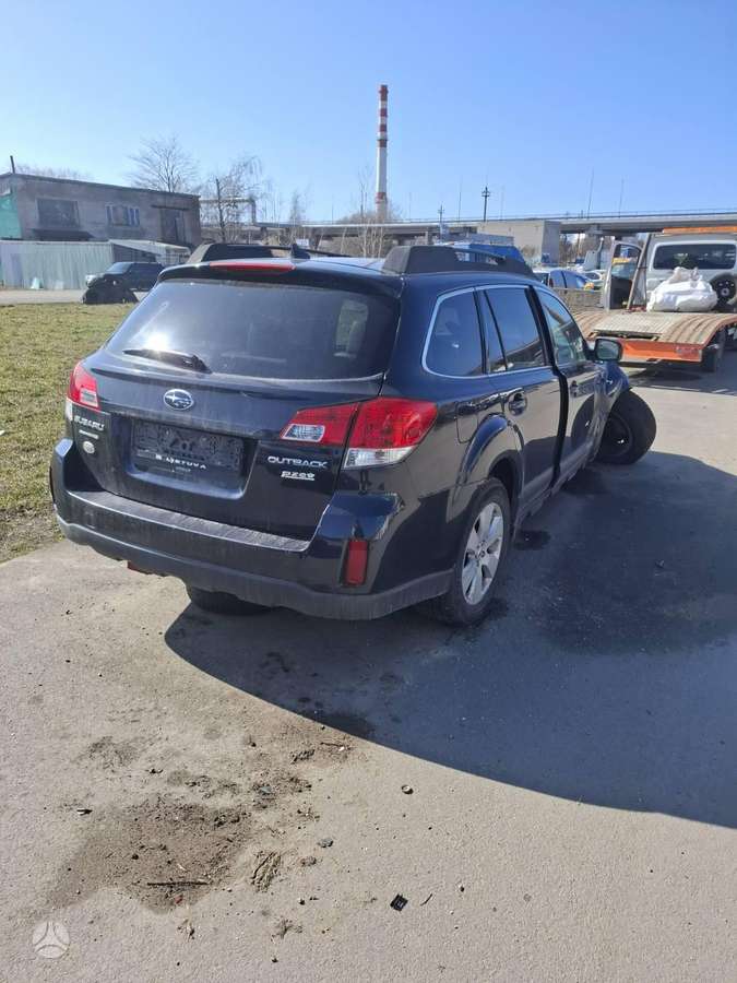 Subaru Outback dalimis