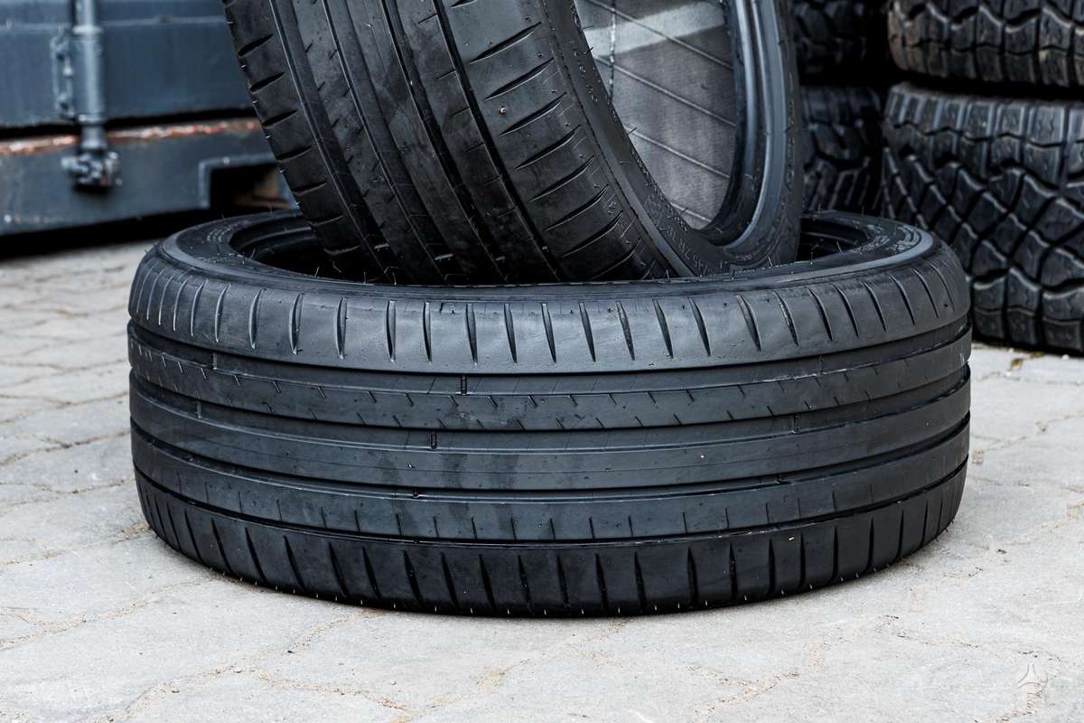 Michelin Pilot Sport 4, summer 235/45 R18