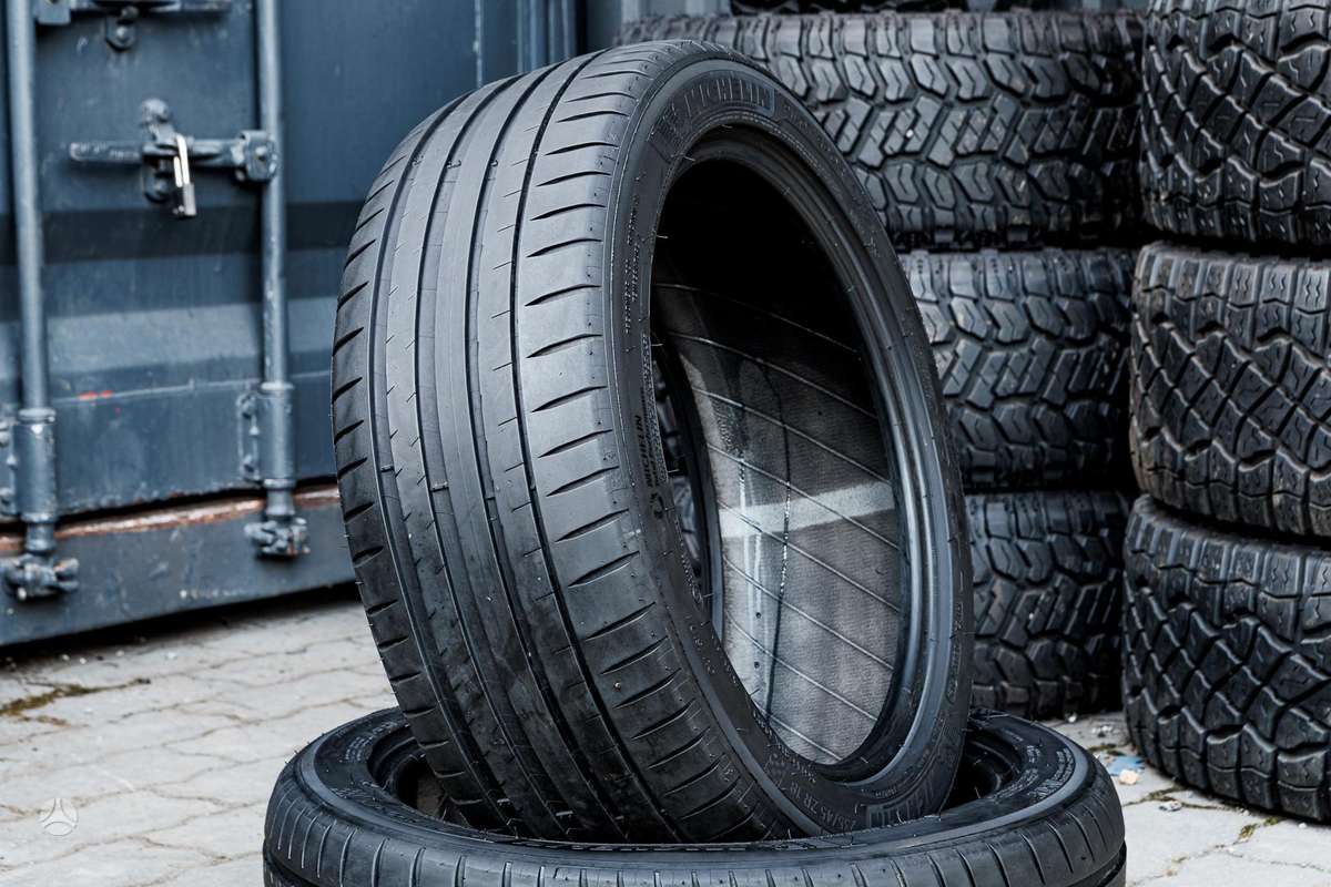 Michelin Pilot Sport 4, summer 235/45 R18
