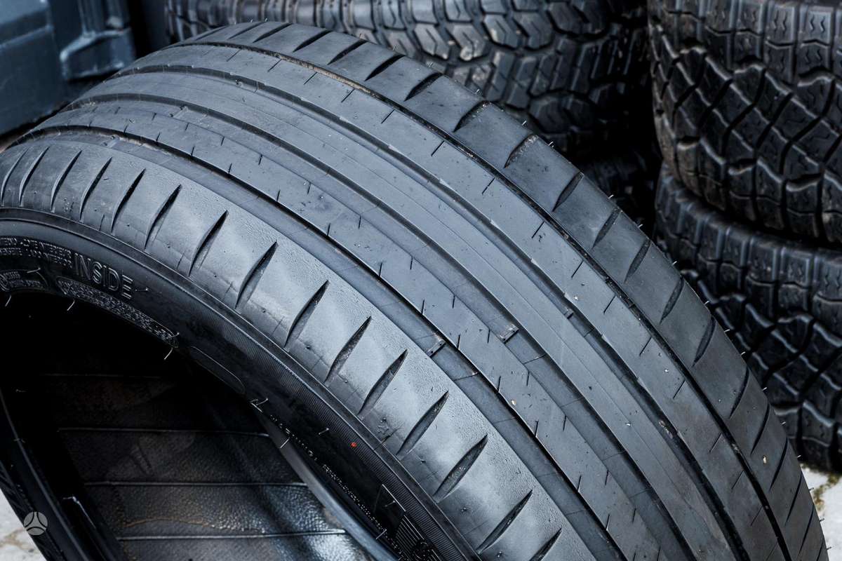 Michelin Pilot Sport 4, summer 235/45 R18