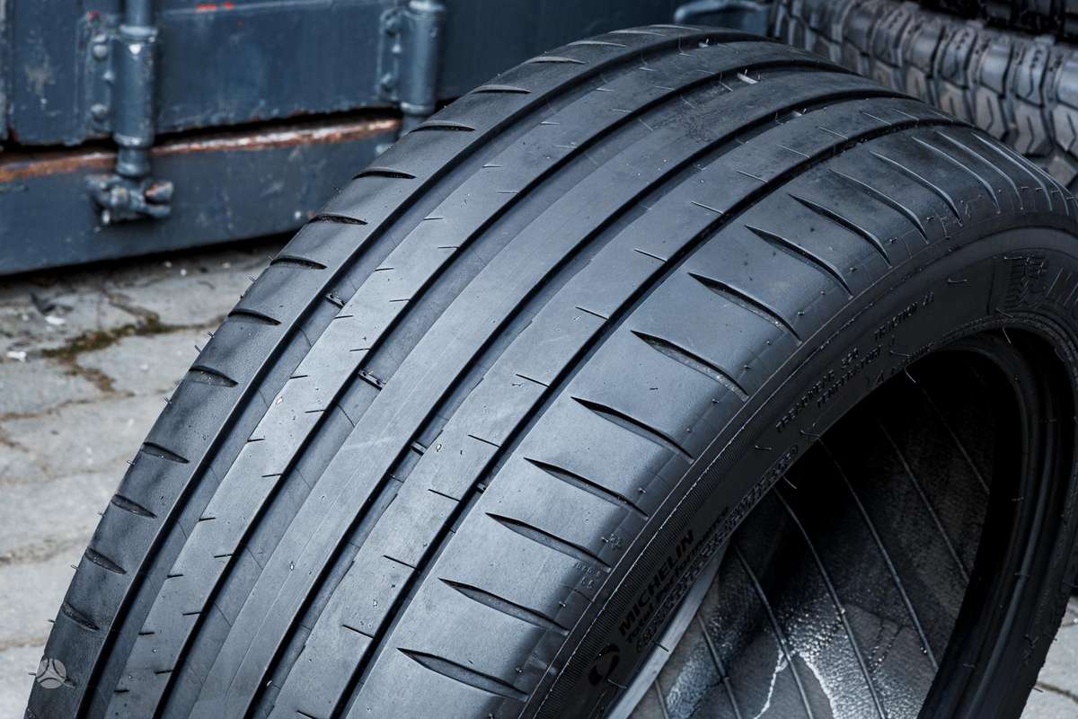 Michelin Pilot Sport 4, summer 235/45 R18