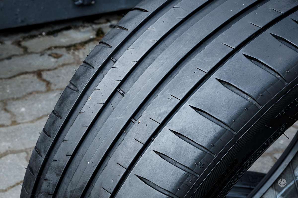 Michelin Pilot Sport 4, summer 235/45 R18