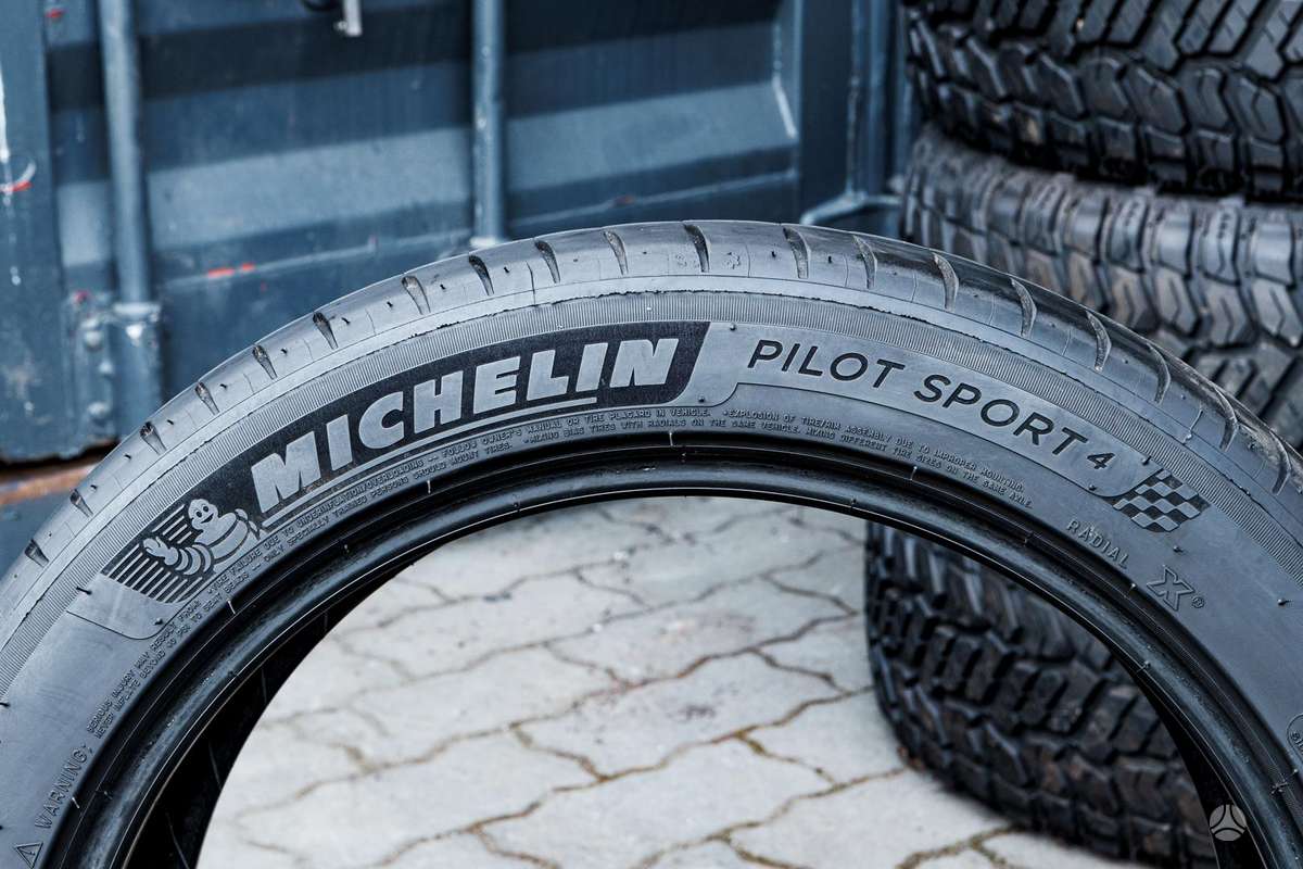 Michelin Pilot Sport 4, summer 235/45 R18