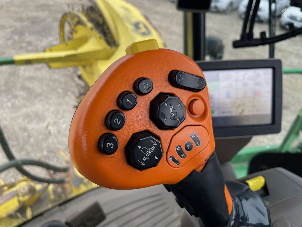 John Deere 8400i, kombaini