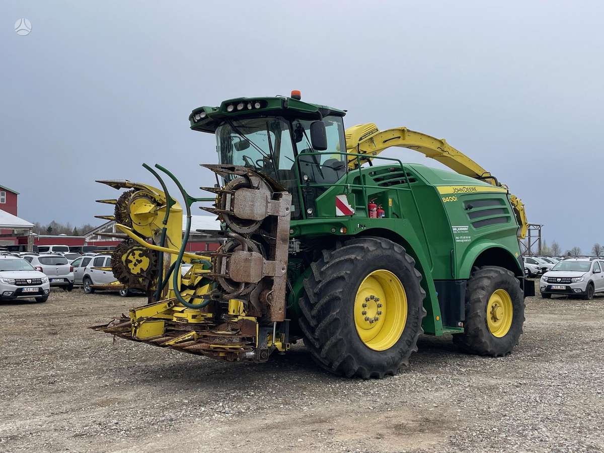 John Deere 8400i, kombainai