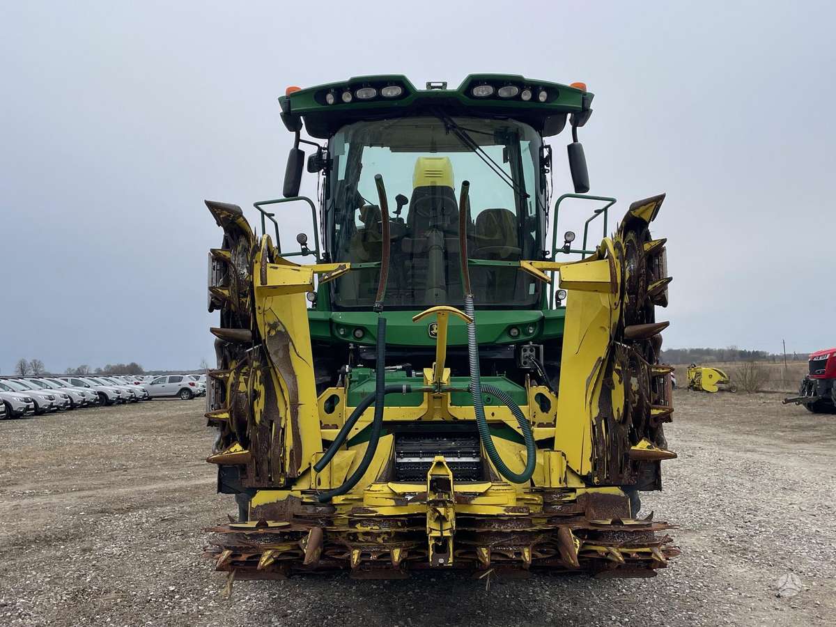 John Deere 8400i, kombainai