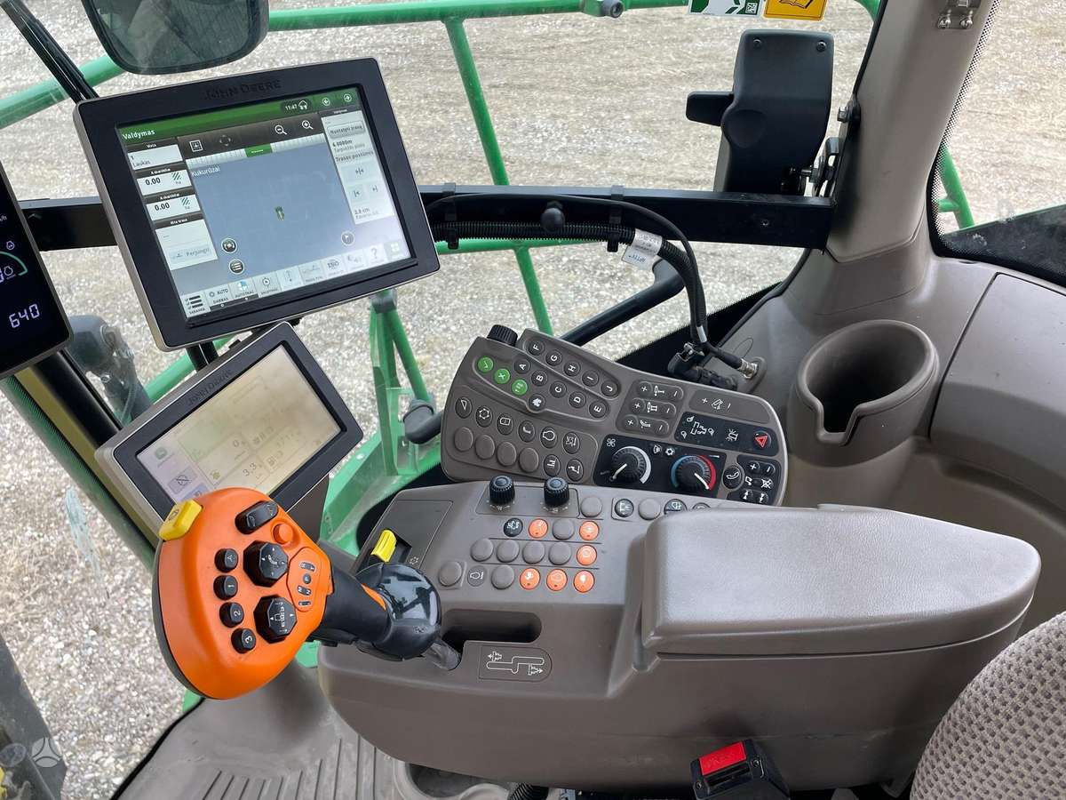 John Deere 8400i, combine harvesters