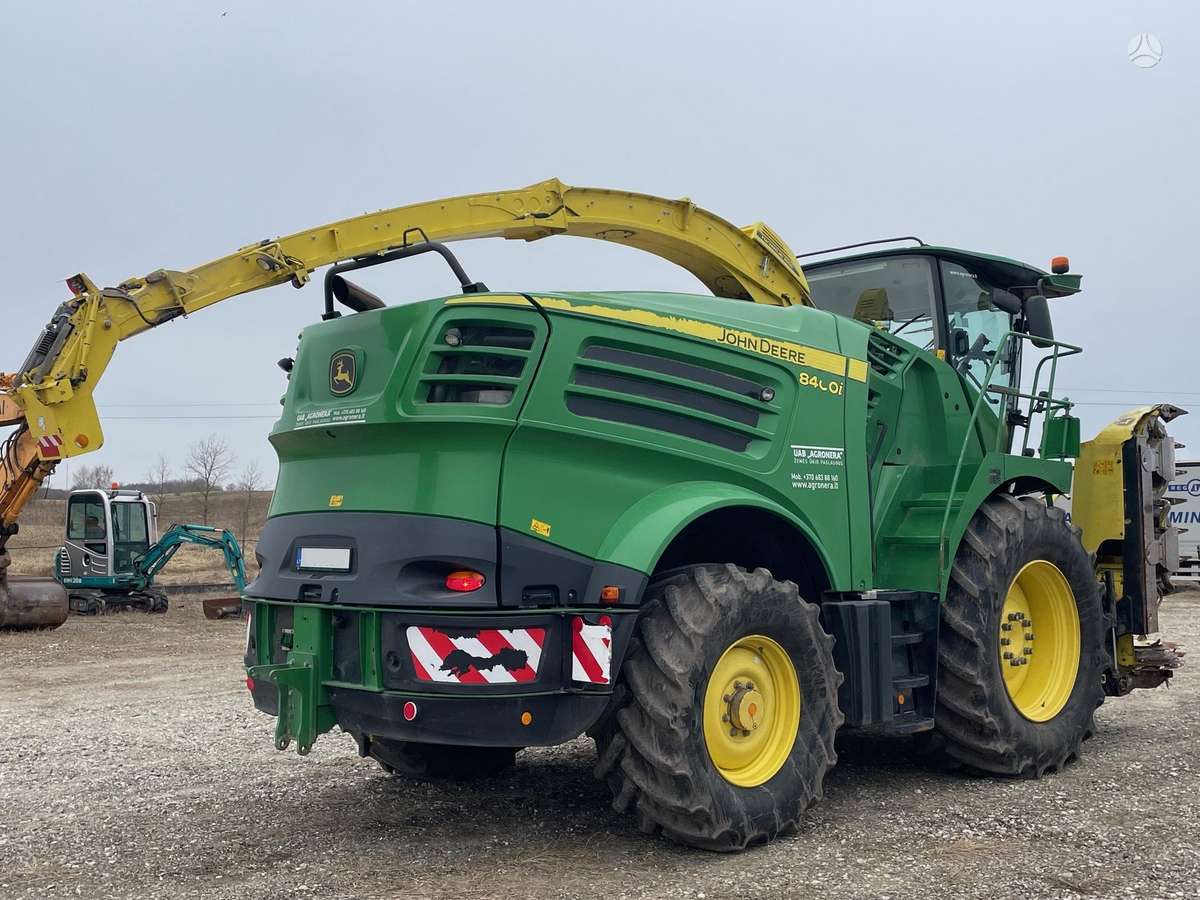 John Deere 8400i, combine harvesters