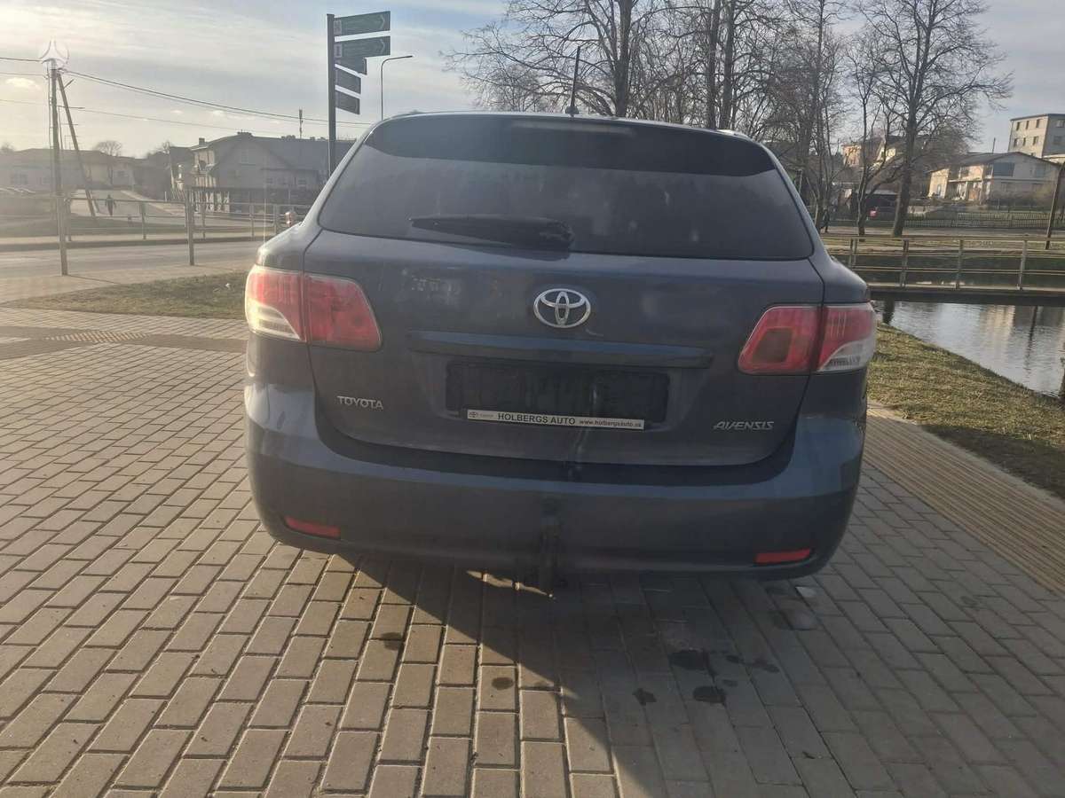 Toyota Avensis - 8