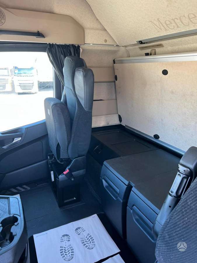 Mercedes-Benz Actros 1845, double sleeper