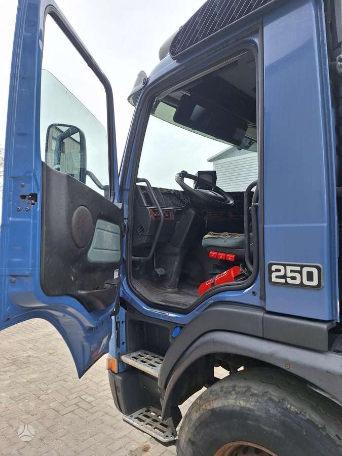 Volvo FM 4×2, su kranu
