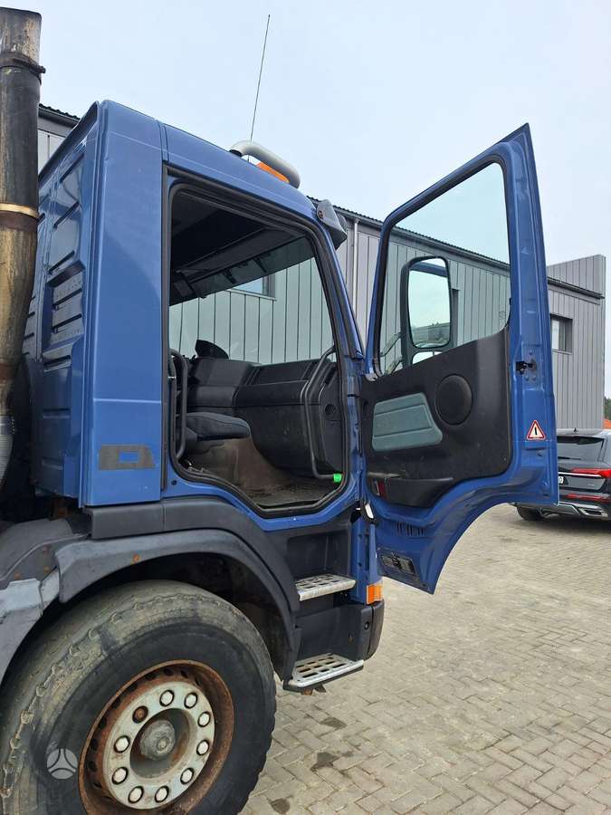 Volvo FM 4×2, crane trucks