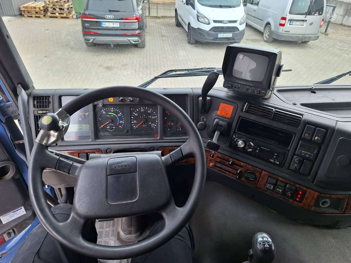 Volvo FM 4×2, crane trucks