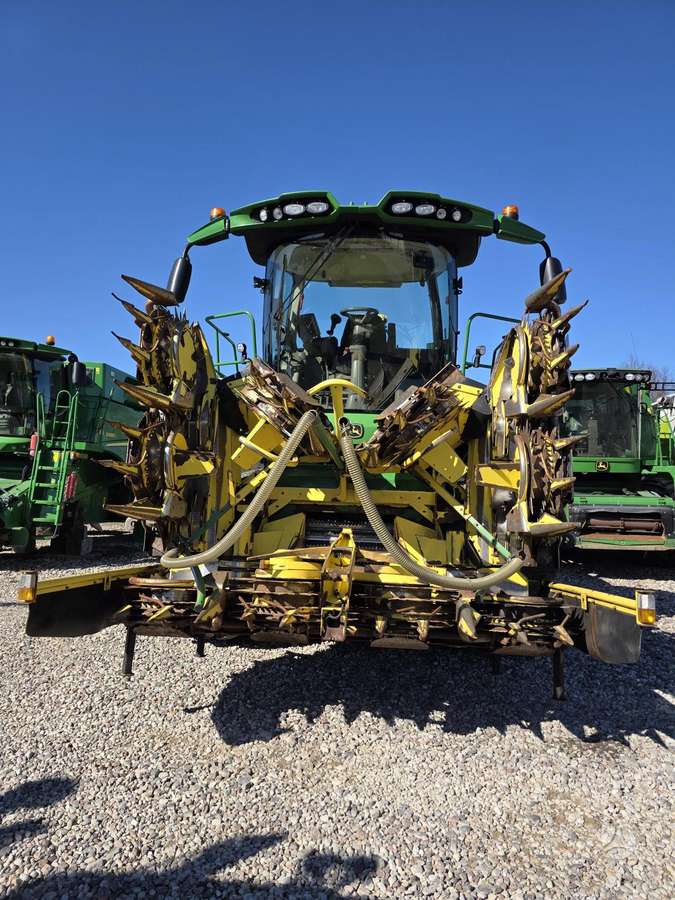 John Deere 8700, self-propelled mower conditioners