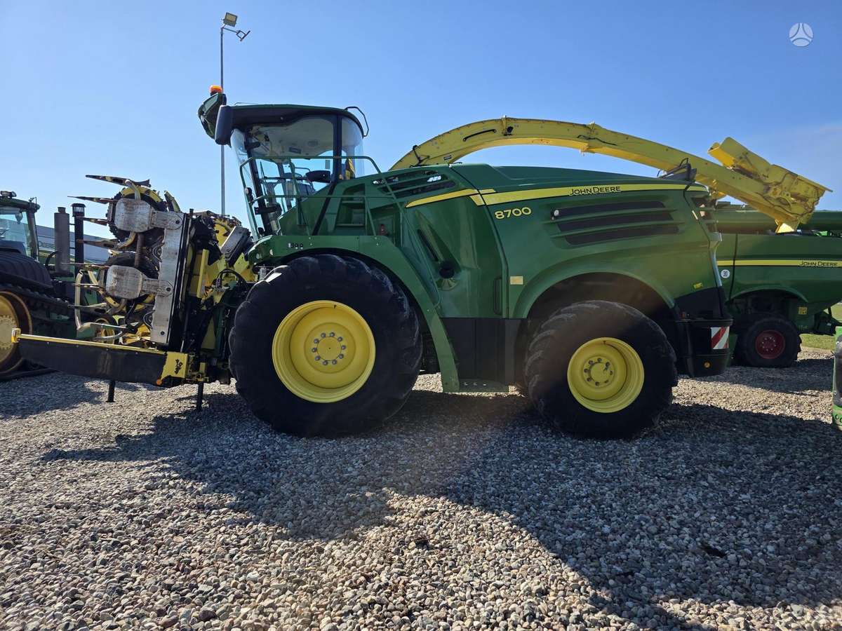 John Deere 8700, self-propelled mower conditioners