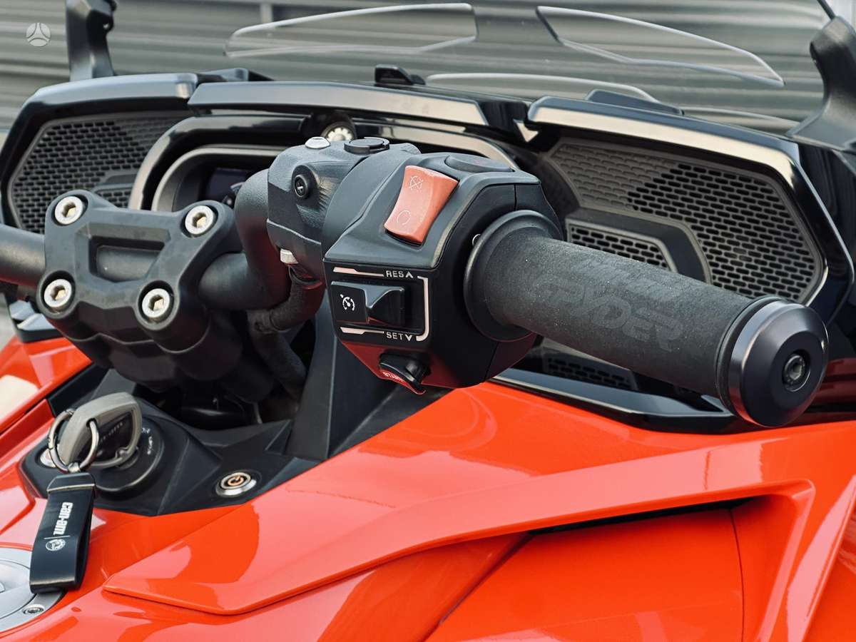 Can-Am Spyder 1330cc, трициклы