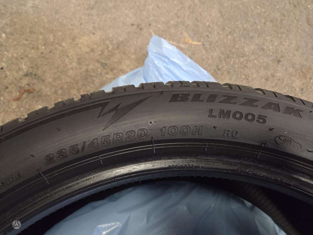 Bridgestone Blizzak LM005, winter 235/45 R20
