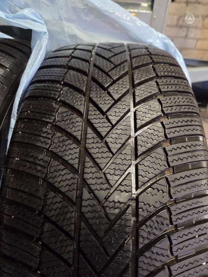 Bridgestone Blizzak LM005, winter 235/45 R20