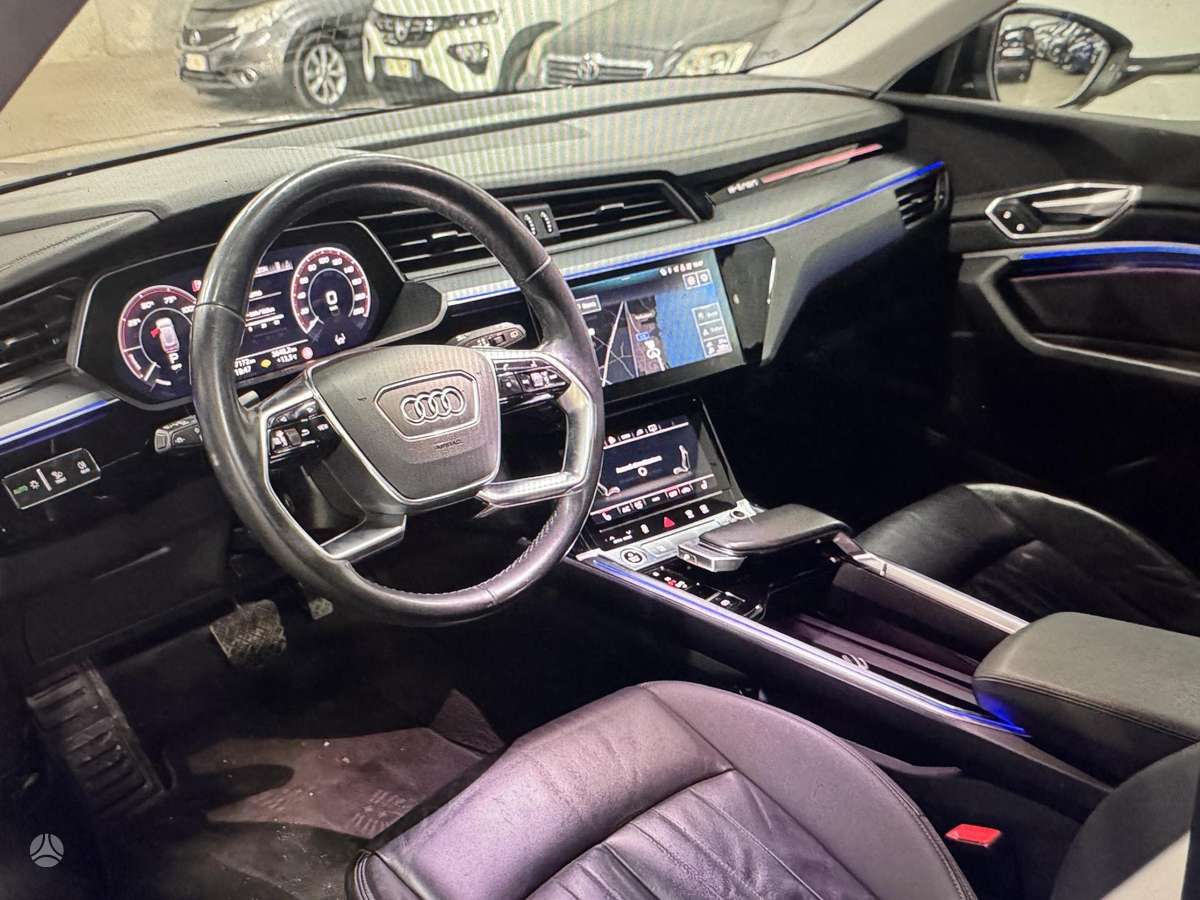 Audi e-tron, 71 kWh, off-road / crossover