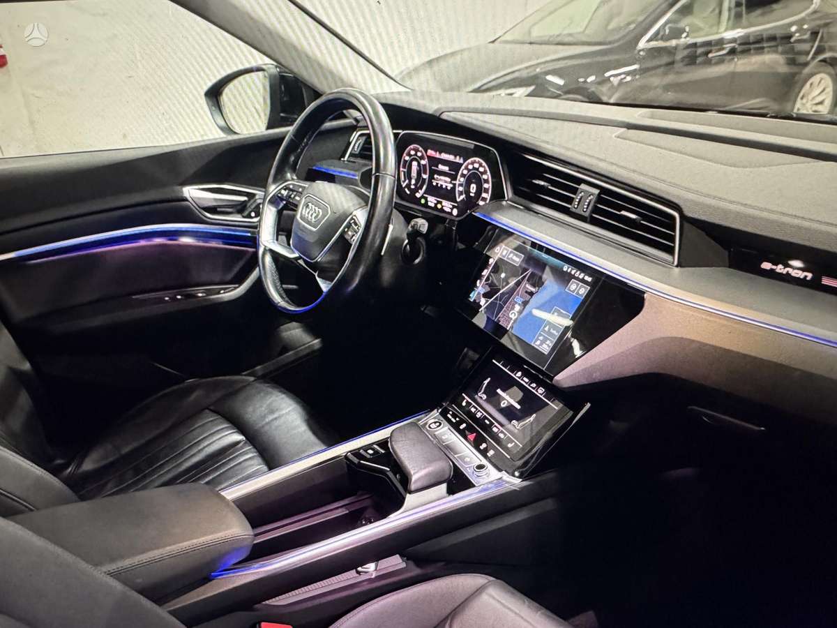 Audi e-tron, 71 kWh, off-road / crossover