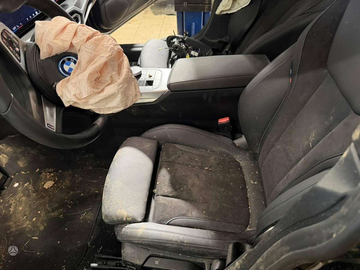 BMW i4 dalimis