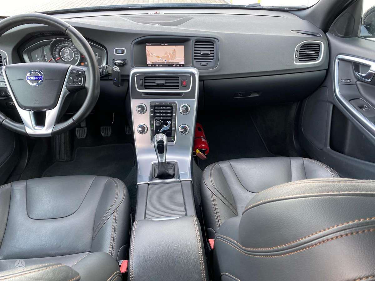 Volvo S60 Cross Country - 11