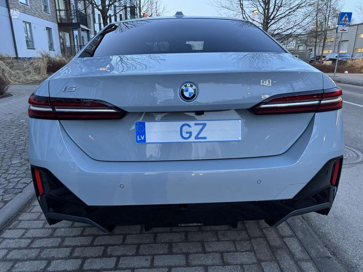 BMW i5, 81 кВт·ч, Седан