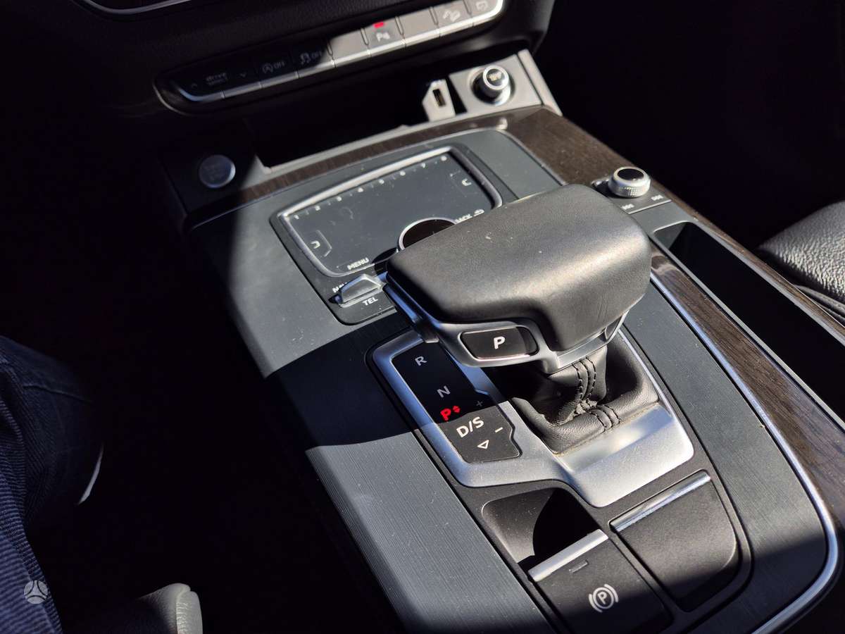 Audi Q5, 2.0 l., off-road / crossover