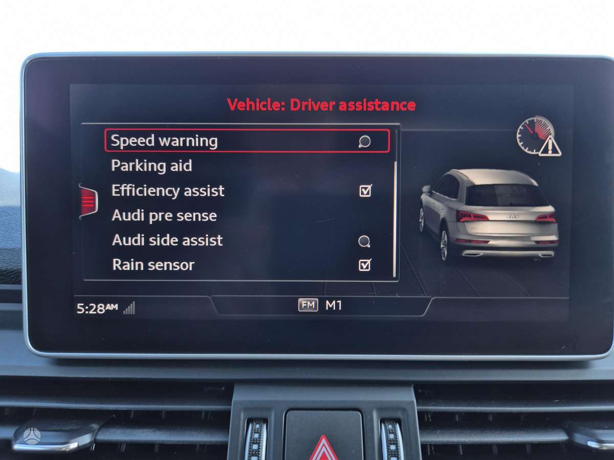 Audi Q5, 2.0 l., off-road / crossover