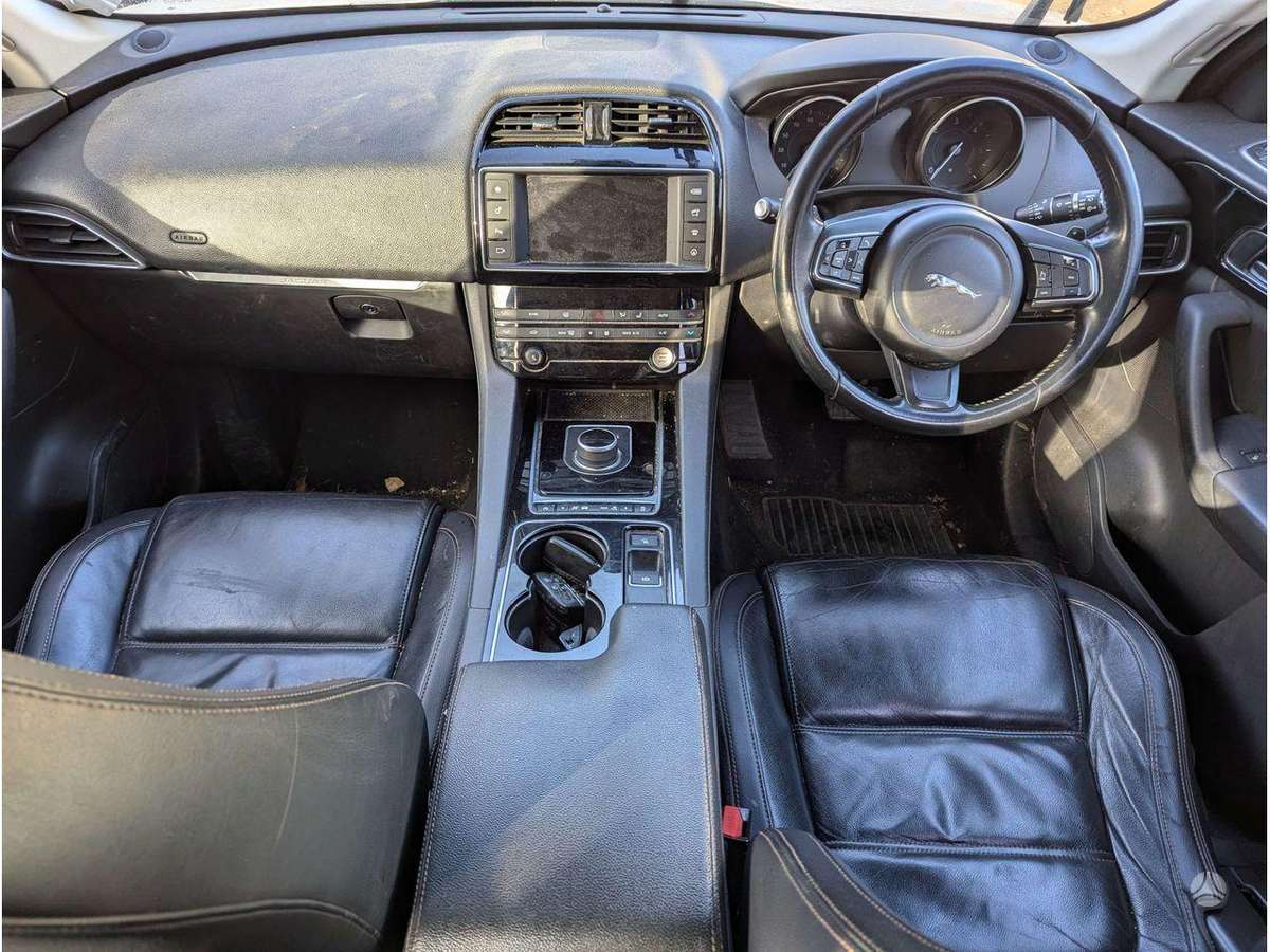 Jaguar F-Pace engine