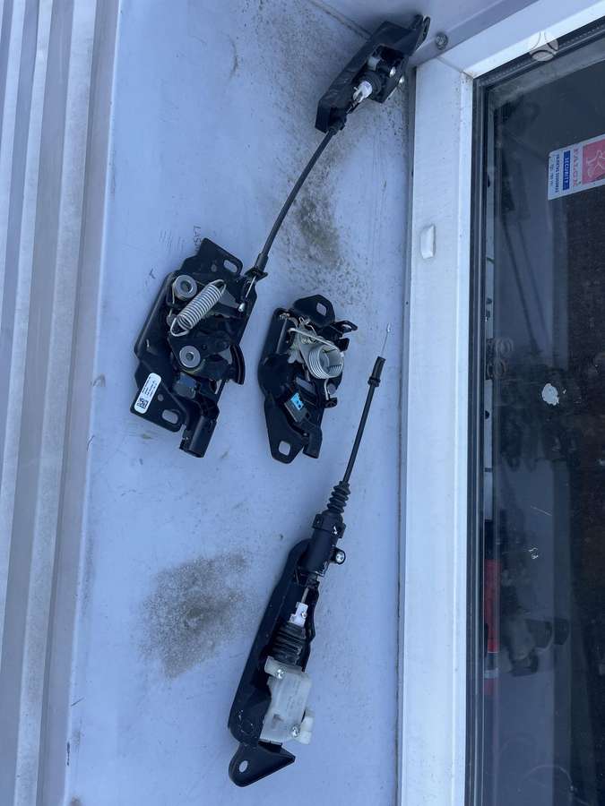 Tesla Model 3 Viskas kas yra nuotraukose