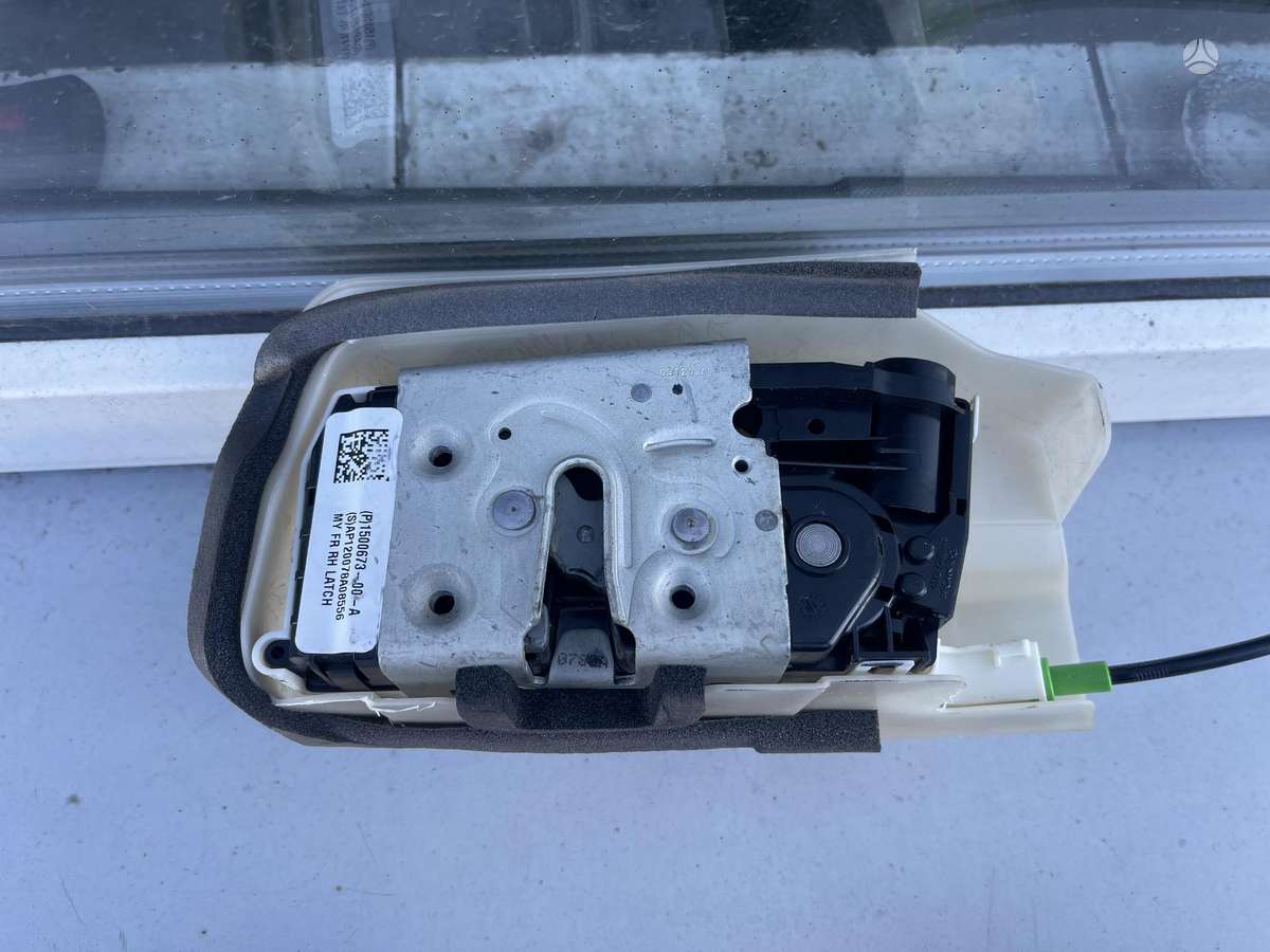 Tesla Model 3 Viskas kas yra nuotraukose
