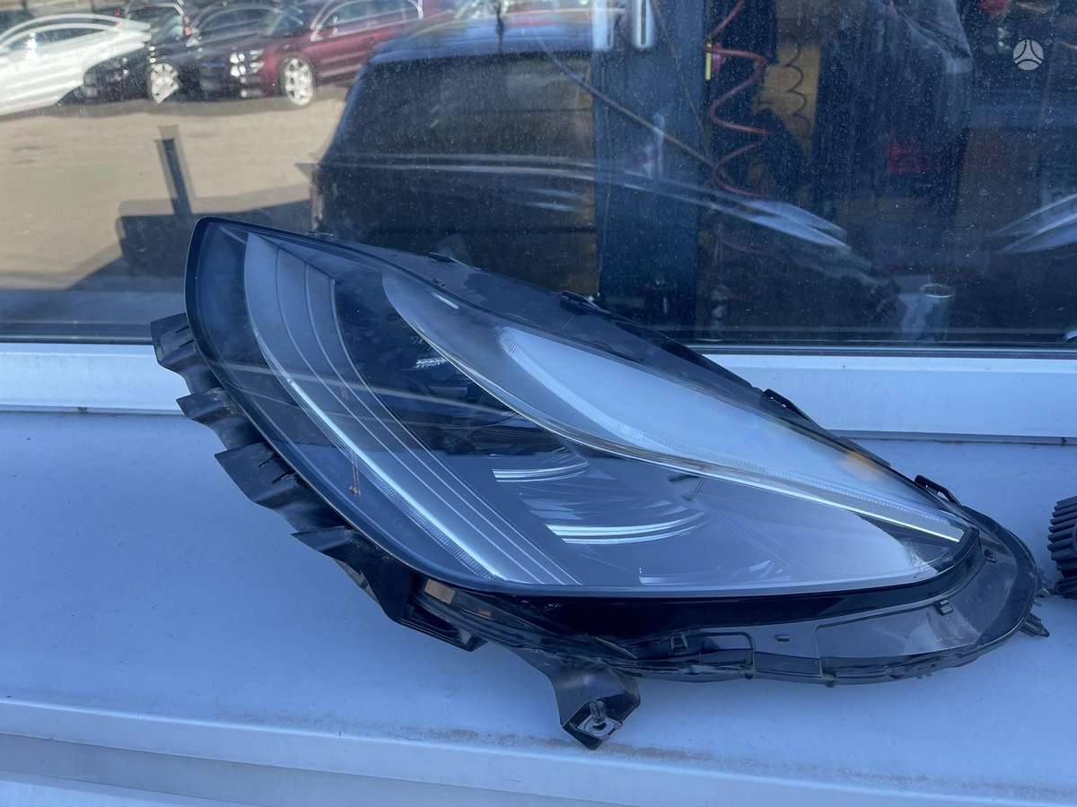 Tesla Model 3 Viskas kas yra nuotraukose