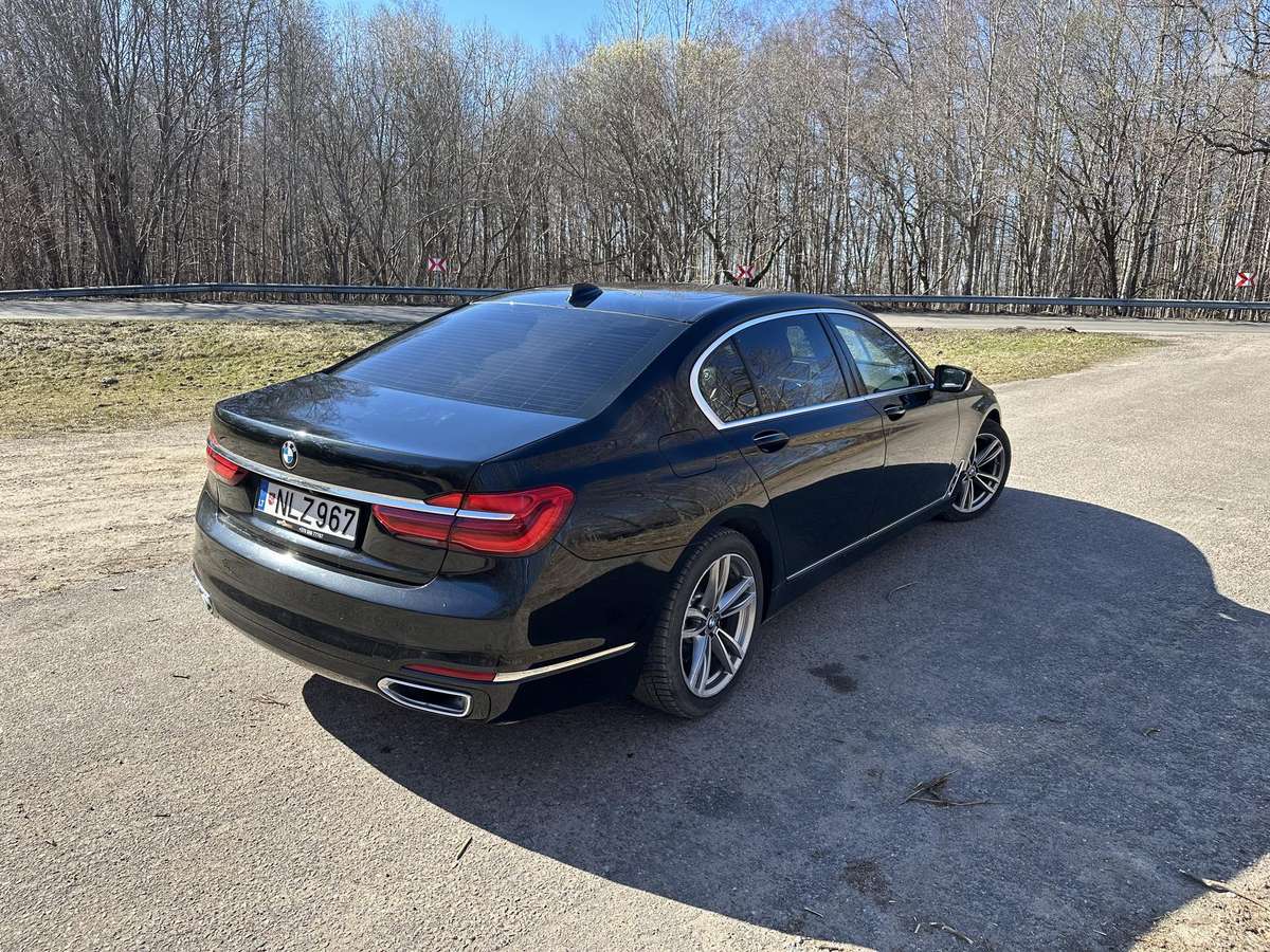 BMW 740, Седан