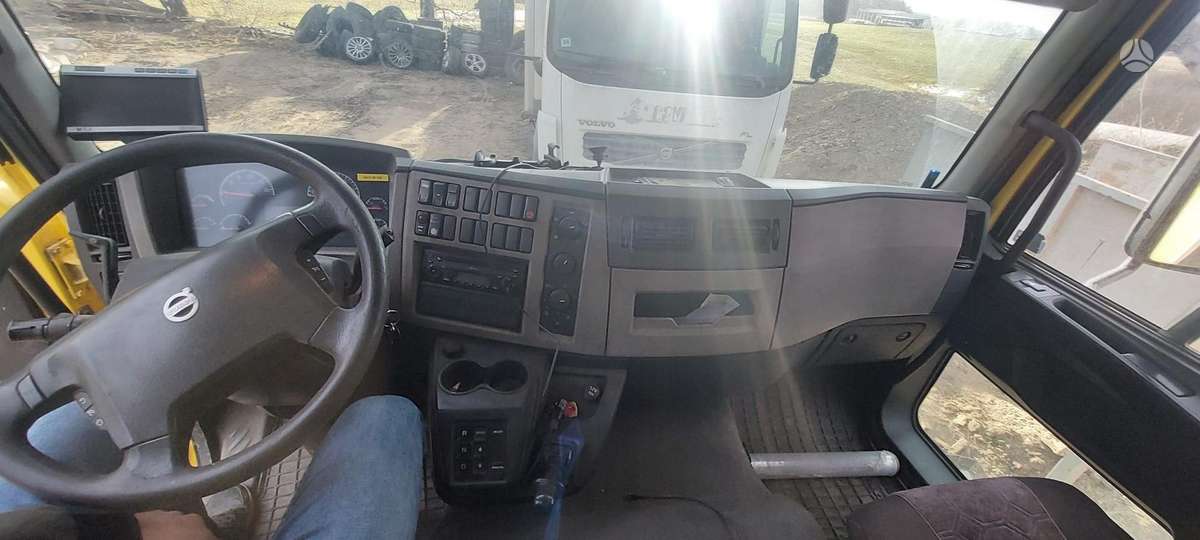 Volvo FL240, box trucks / box vans