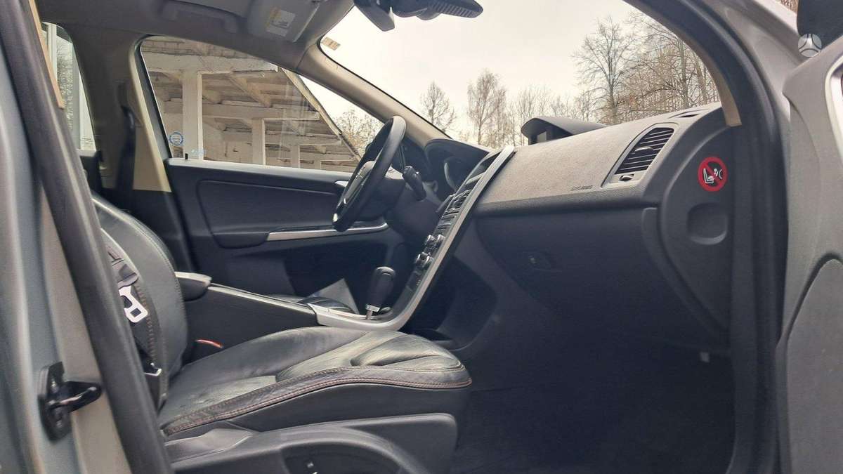 Volvo XC60, 3.2 l., off-road / crossover